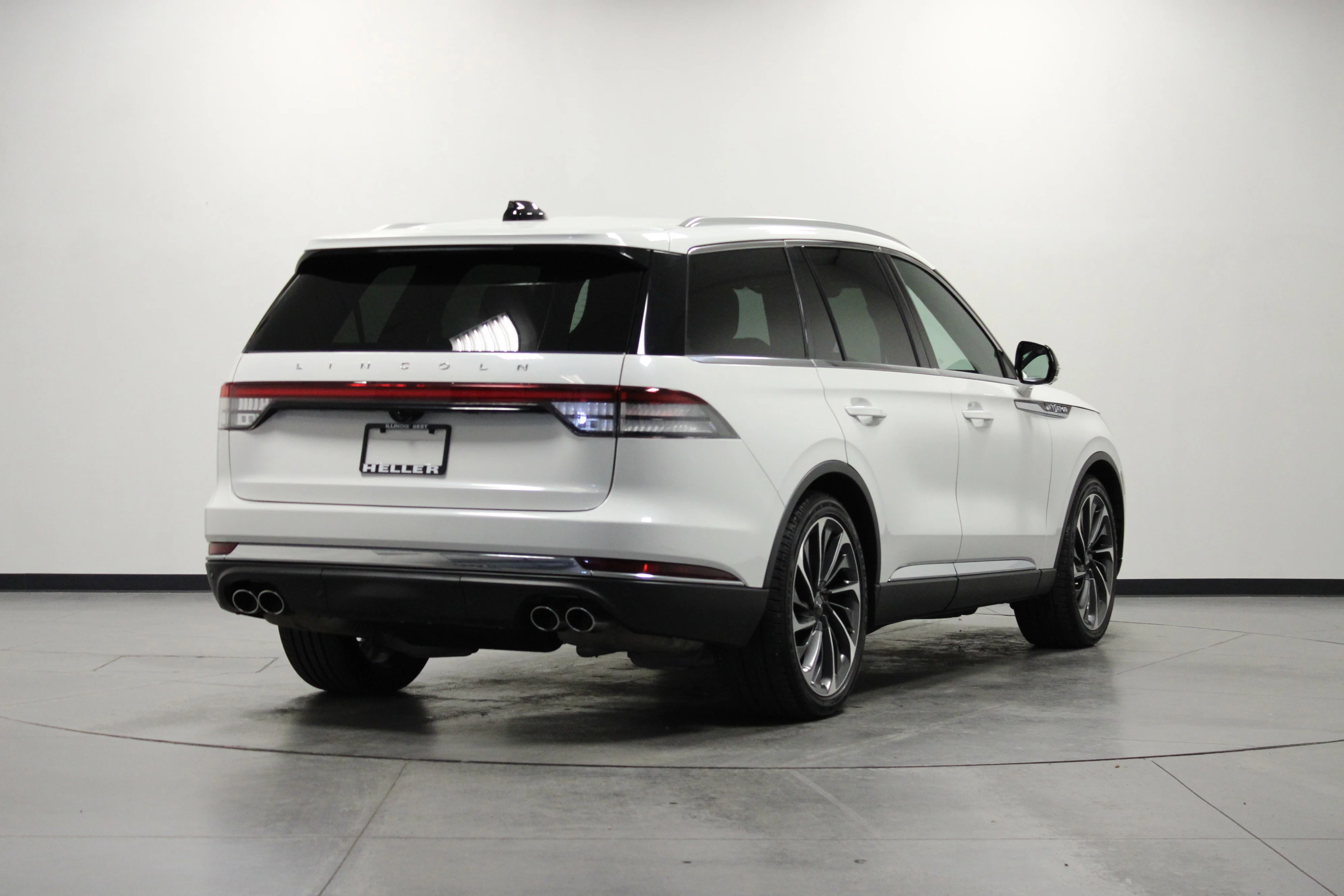 Used 2025 White Metallic Lincoln Reserve image 4