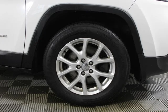 Used 2015 White Jeep Latitude image 29