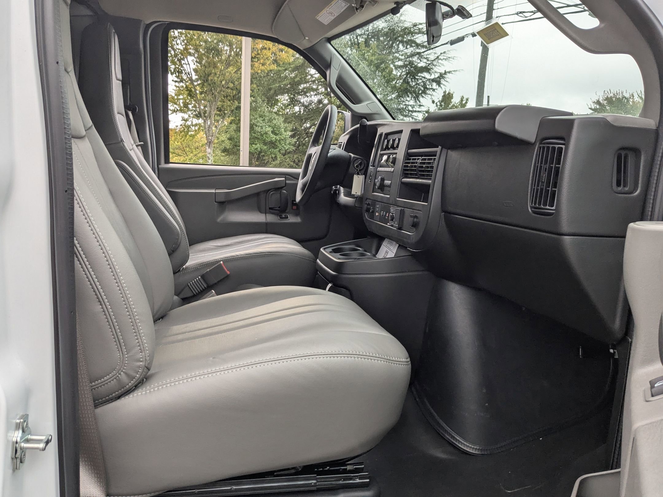 2025 GMC Savana Cargo Work Van - Photo 22