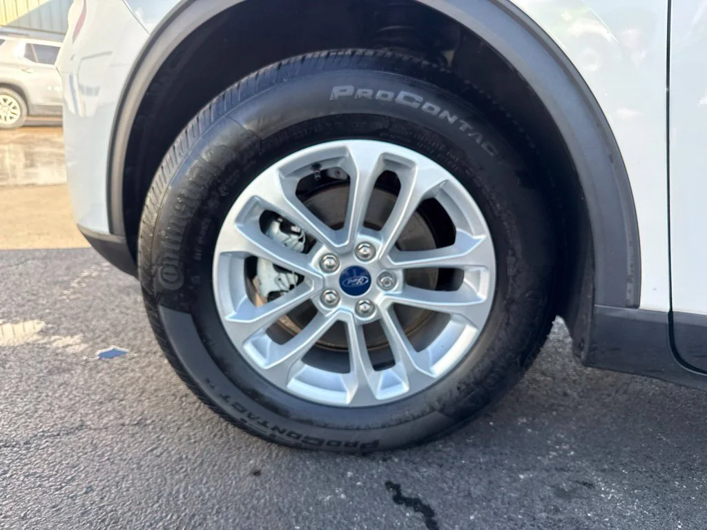 Certified Used 2022 White Metallic Ford SE image 59
