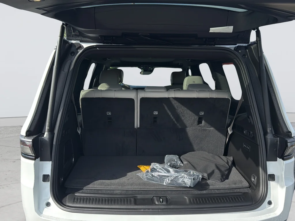 New 2026 Bright White Clear-Coat Exterior Paint Jeep Limited Reserve image 25