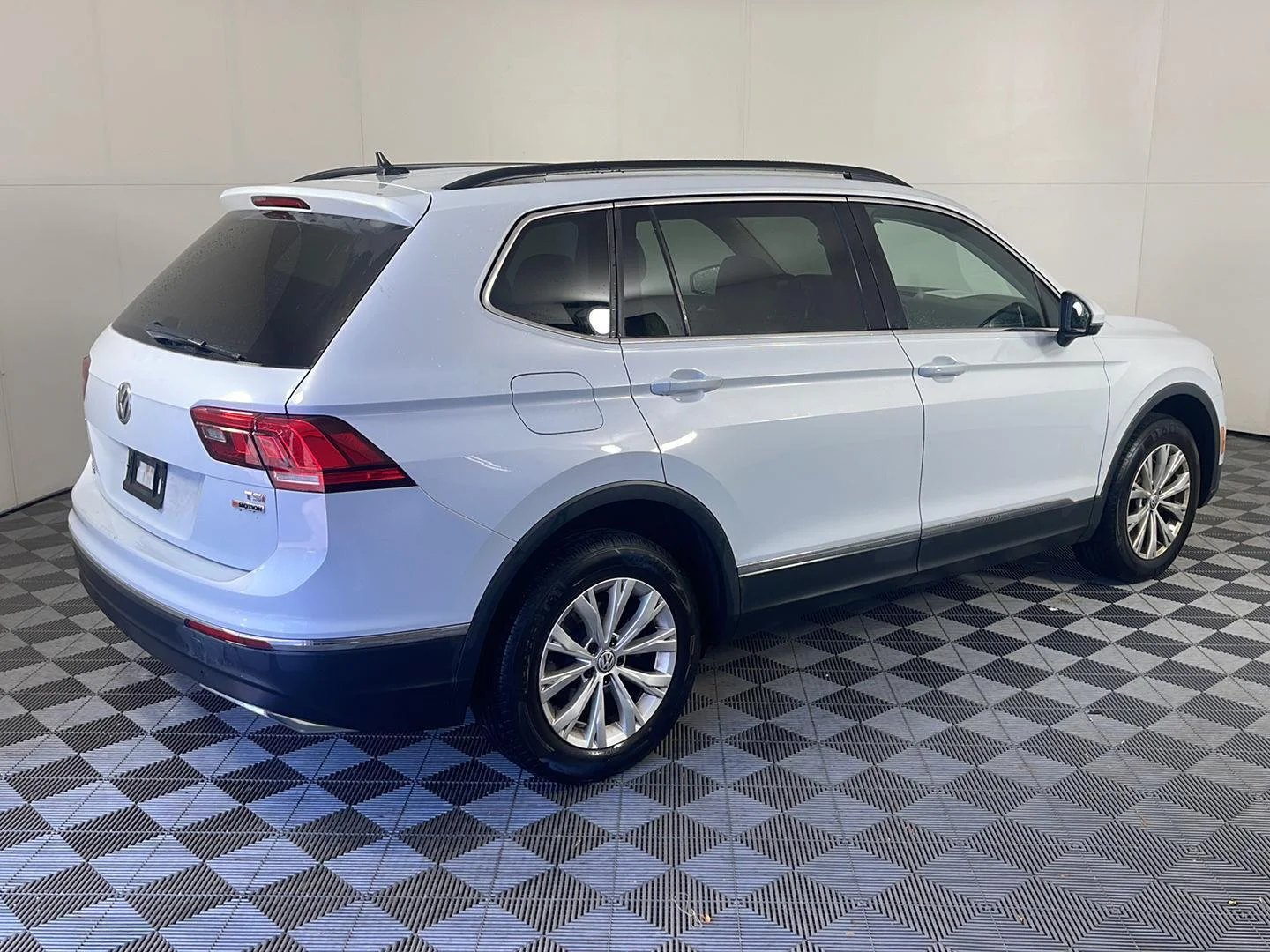 Used 2018 White Silver Metallic Volkswagen SE image 6