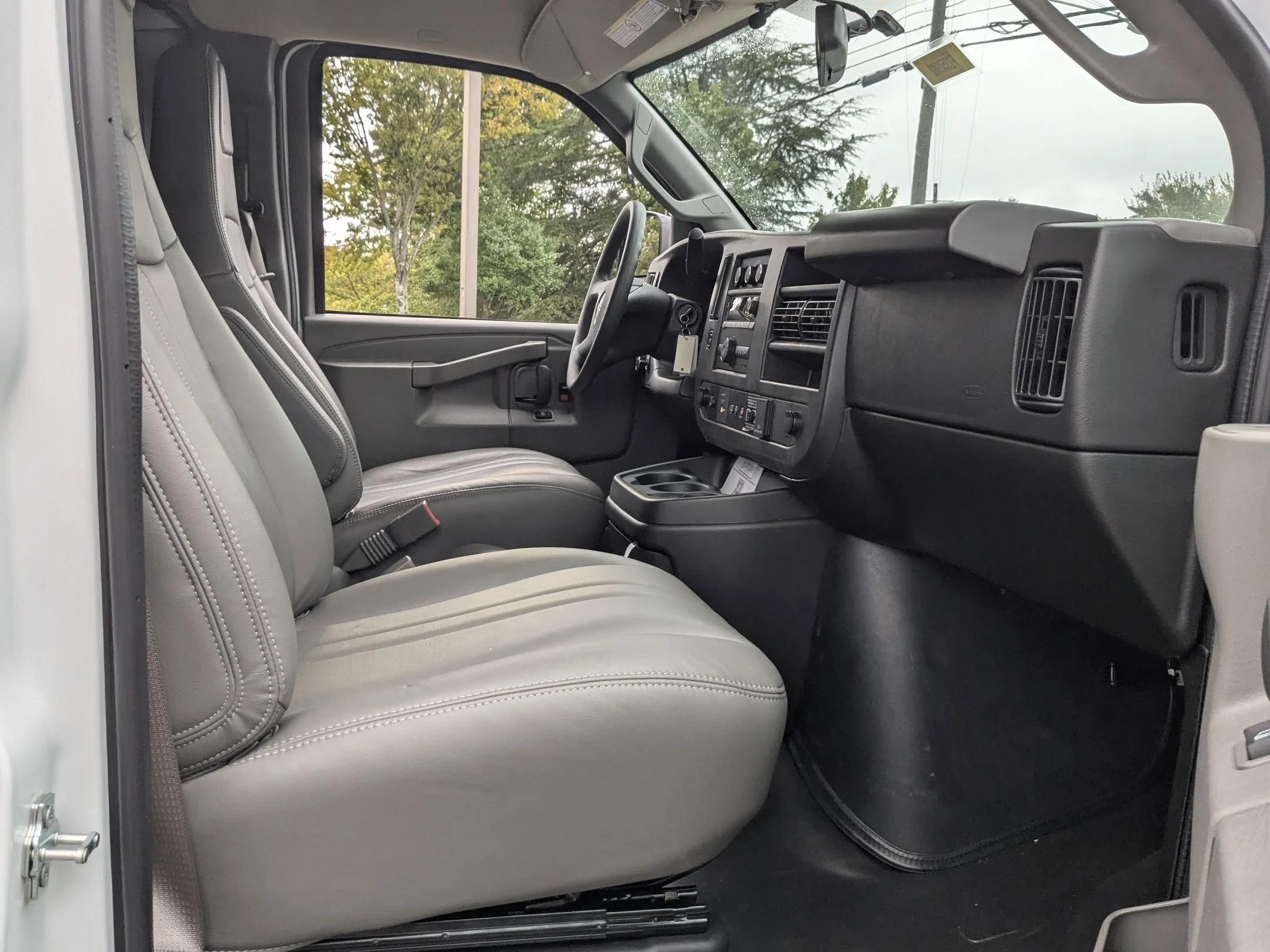 New 2025 Summit White GMC Work Van image 22