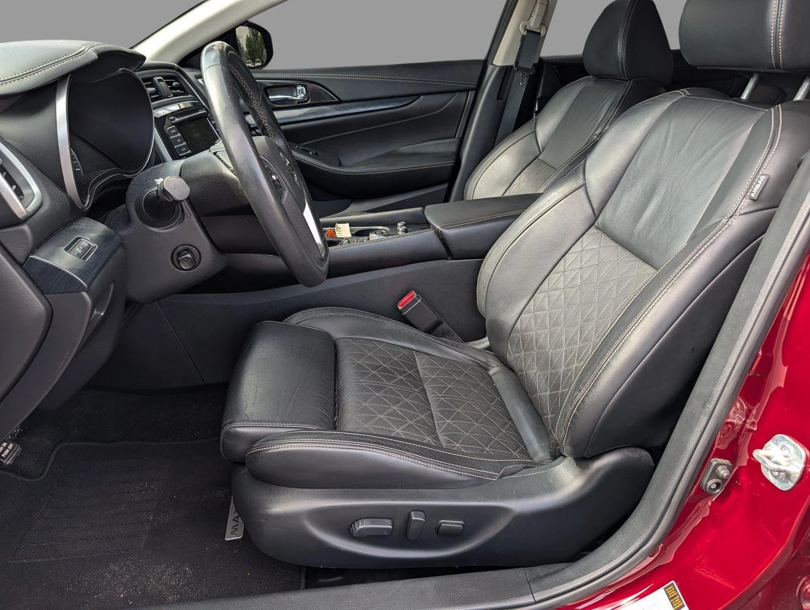 Used 2019 Super Black Nissan Platinum image 10