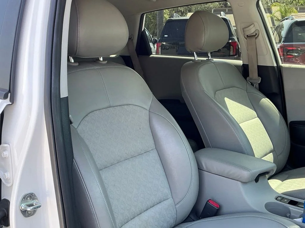 Used 2020 White Kia Touring image 20