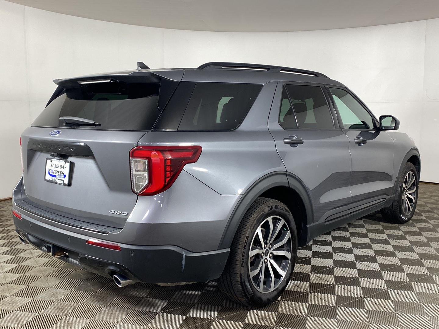 Used 2022 Gray Metallic Ford ST-Line image 9