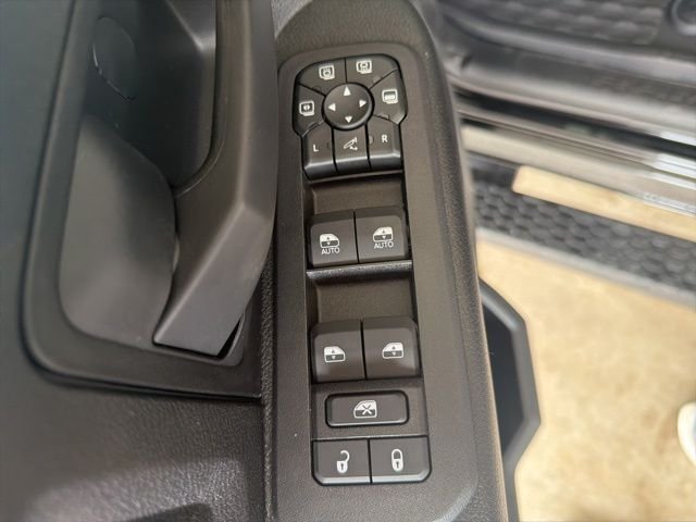 New 2026 Diamond Black Crystal Pearl-Coat Exterior Paint RAM Tradesman image 13