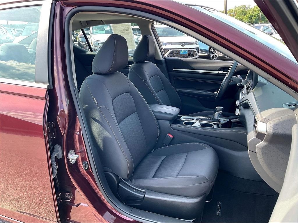 Used 2023 Garnet Pearl Metallic Nissan 2.5 SV image 10