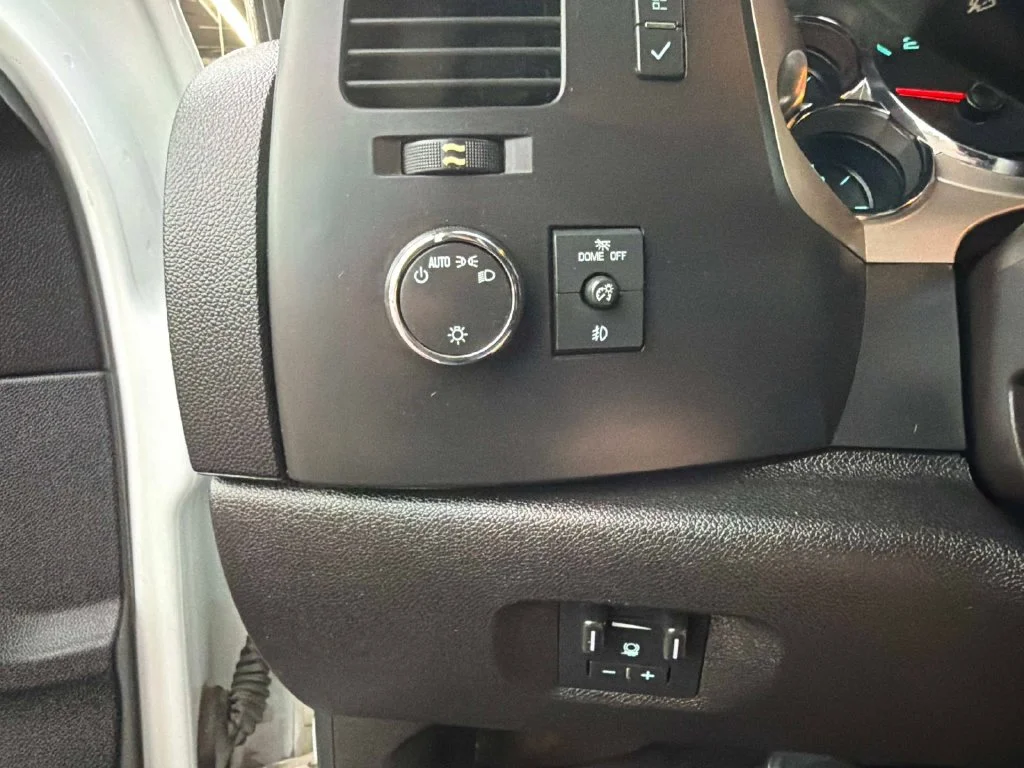 Used 2013 White Chevrolet LT image 30