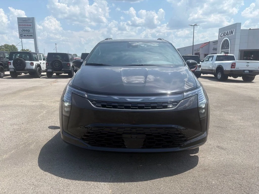 New 2027 Diamond Black Crystal Pearl-Coat Exterior Paint Chrysler Limited image 2