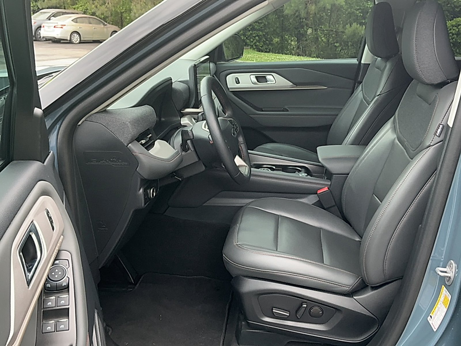 Used 2025 Vapor Blue Metallic Ford Active image 12
