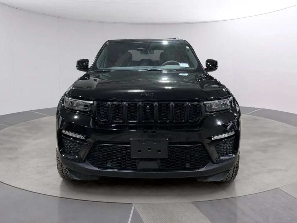 Used 2024 Diamond Black Crystal Pearlcoat Jeep Limited image 8
