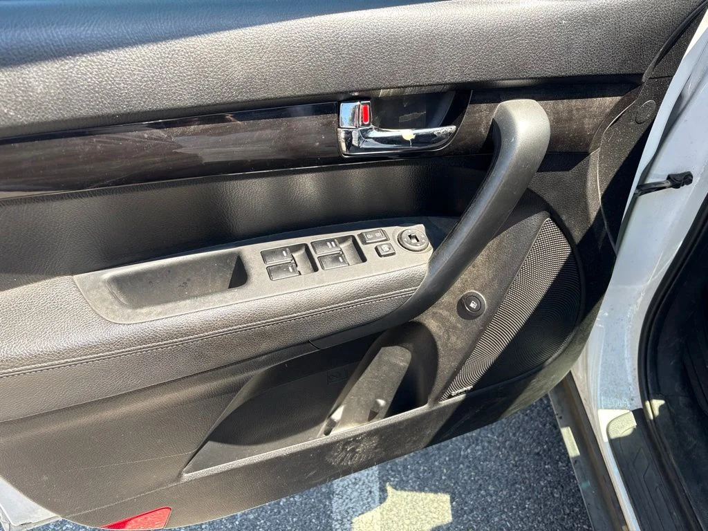 Used 2011 White Kia EX image 5