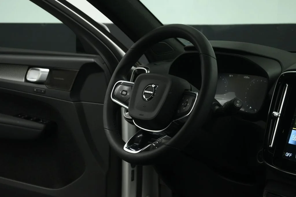 Used 2022 White Volvo R-Design image 64