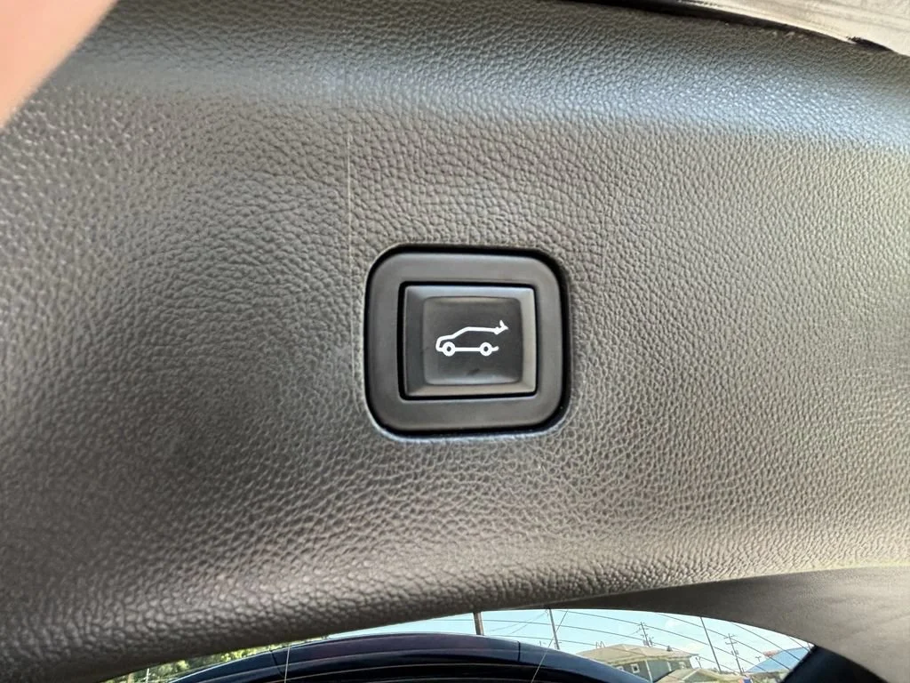Used 2023 Includes Spectra Gray lower exterior accent color.) Buick Essence image 20