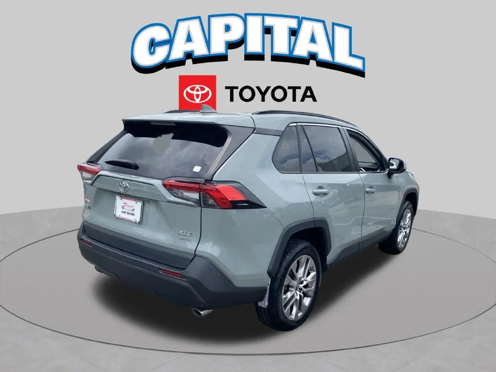 Used 2022  Toyota XLE Premium image 16