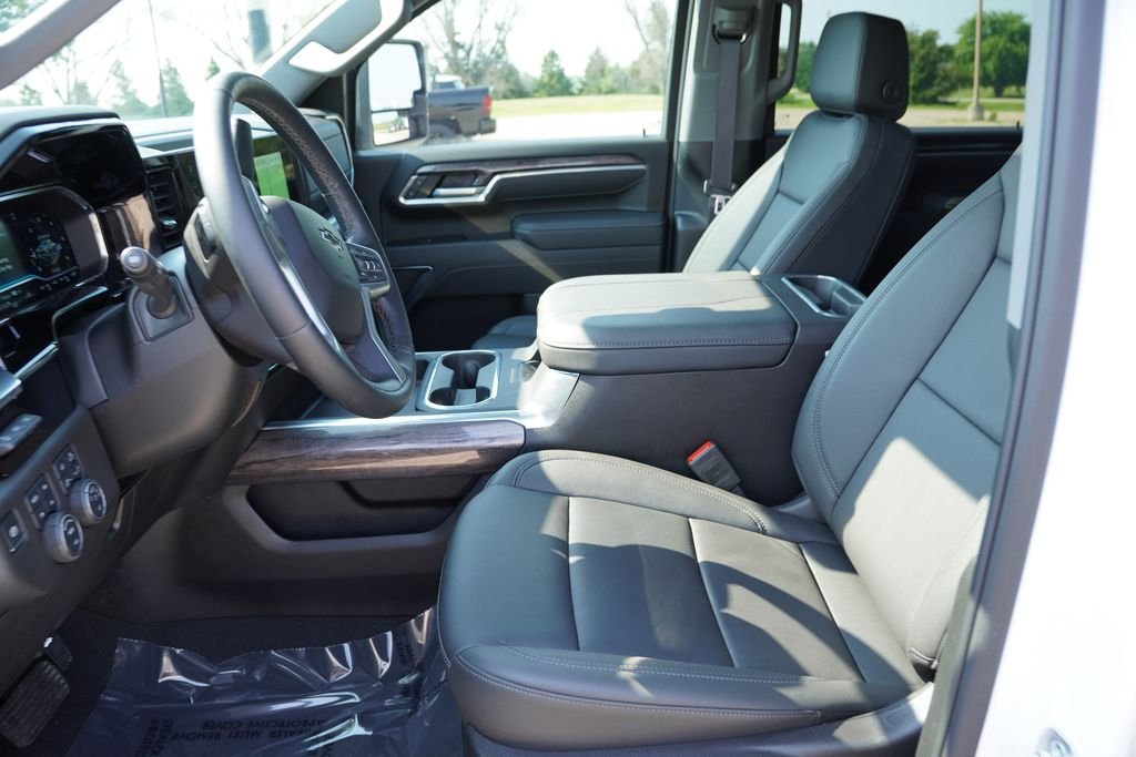 Used 2025 White Chevrolet LTZ image 17