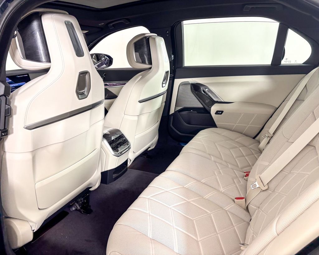 2025 BMW 7 Series 750e - Photo 26