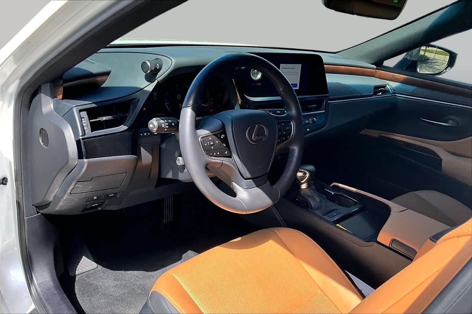 Used 2025 Eminent White Pearl Lexus  image 18
