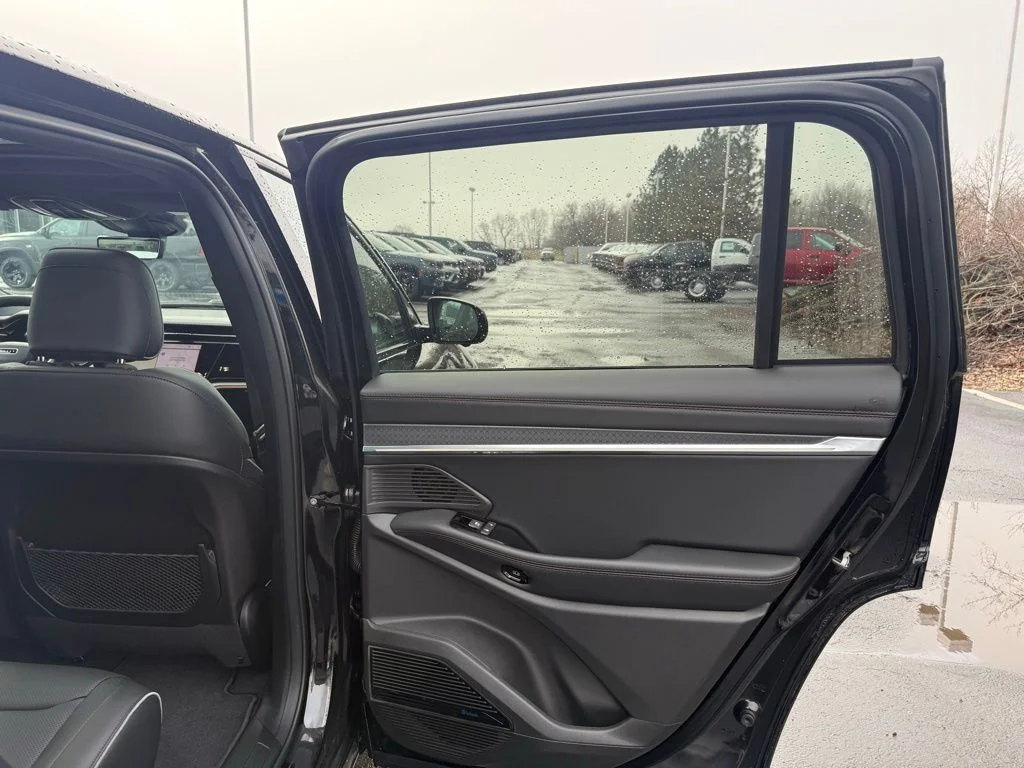 New 2025 Diamond Black Crystal Pearl-Coat Exterior Paint Jeep Limited image 46