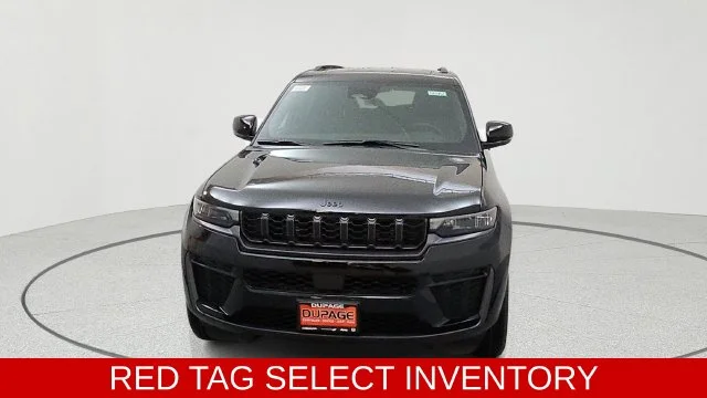 New 2026 Diamond Black Crystal Pearl-Coat Exterior Paint Jeep Laredo Altitude image 2