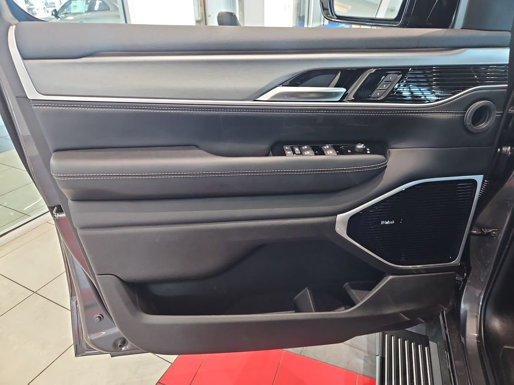 New 2026 Baltic-Gray Metallic Clear-Coat Exterior Paint Jeep Limited Reserve image 10