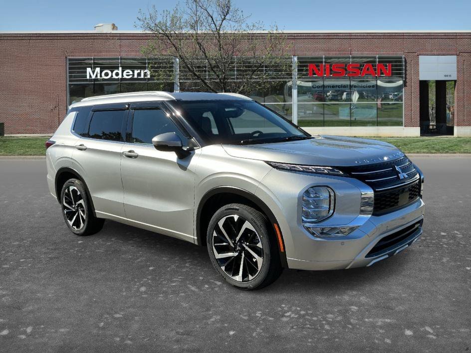 Used 2022 Silver Mitsubishi SEL image 8