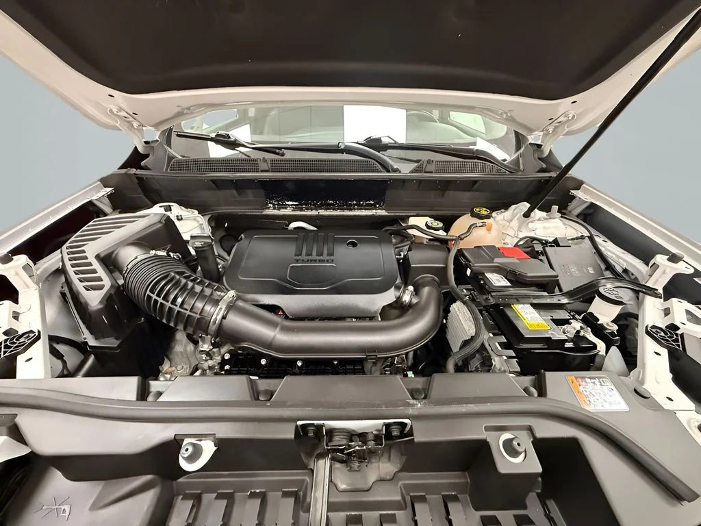 Used 2023 White GMC SLT image 23