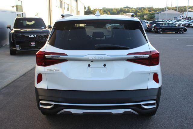 Used 2023 White Kia S image 27