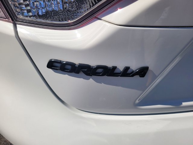 Used 2022 White Toyota LE image 10