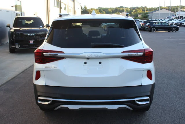 Used 2023 White Kia S image 27
