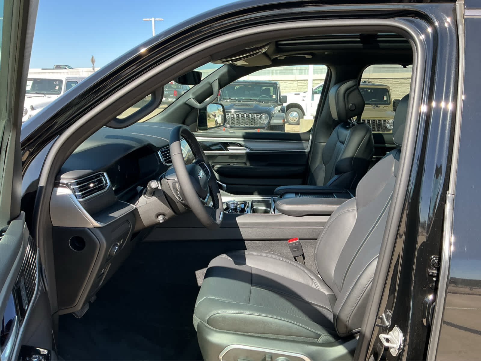 New 2026 High Gloss Black Exterior Paint Jeep Limited Reserve image 11