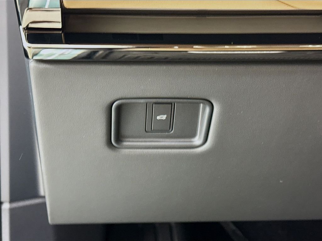 New 2026 Giola Green Land Rover Dynamic SE image 11