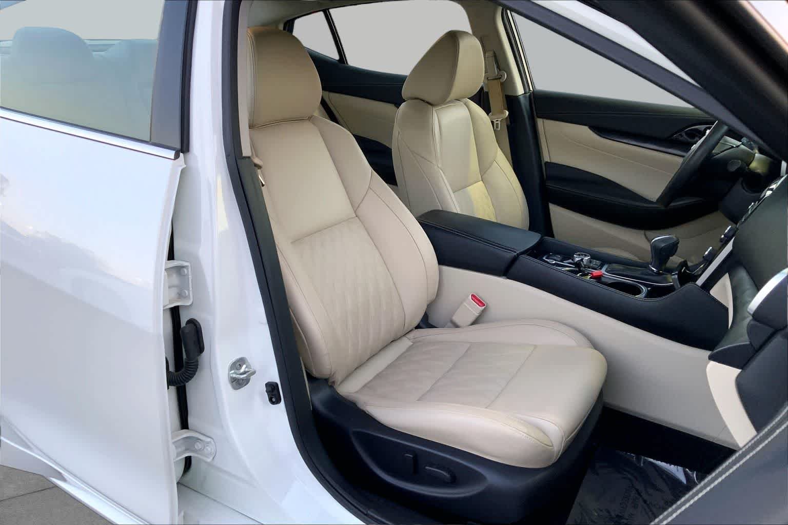 Used 2023 Pearl White Tricoat Nissan Platinum image 9