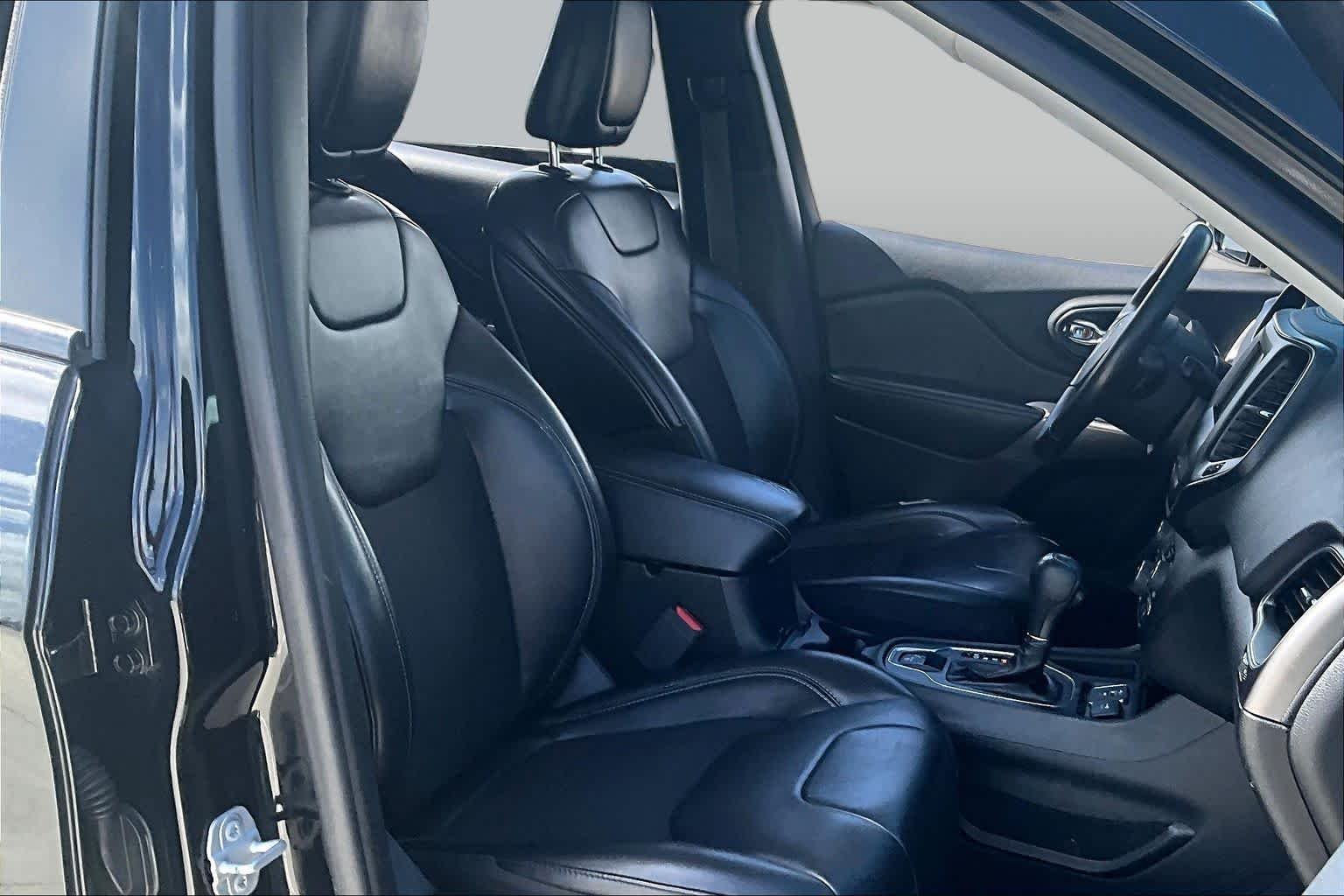 Used 2019 Diamond Black Crystal Pearlcoat Jeep Latitude Plus image 8