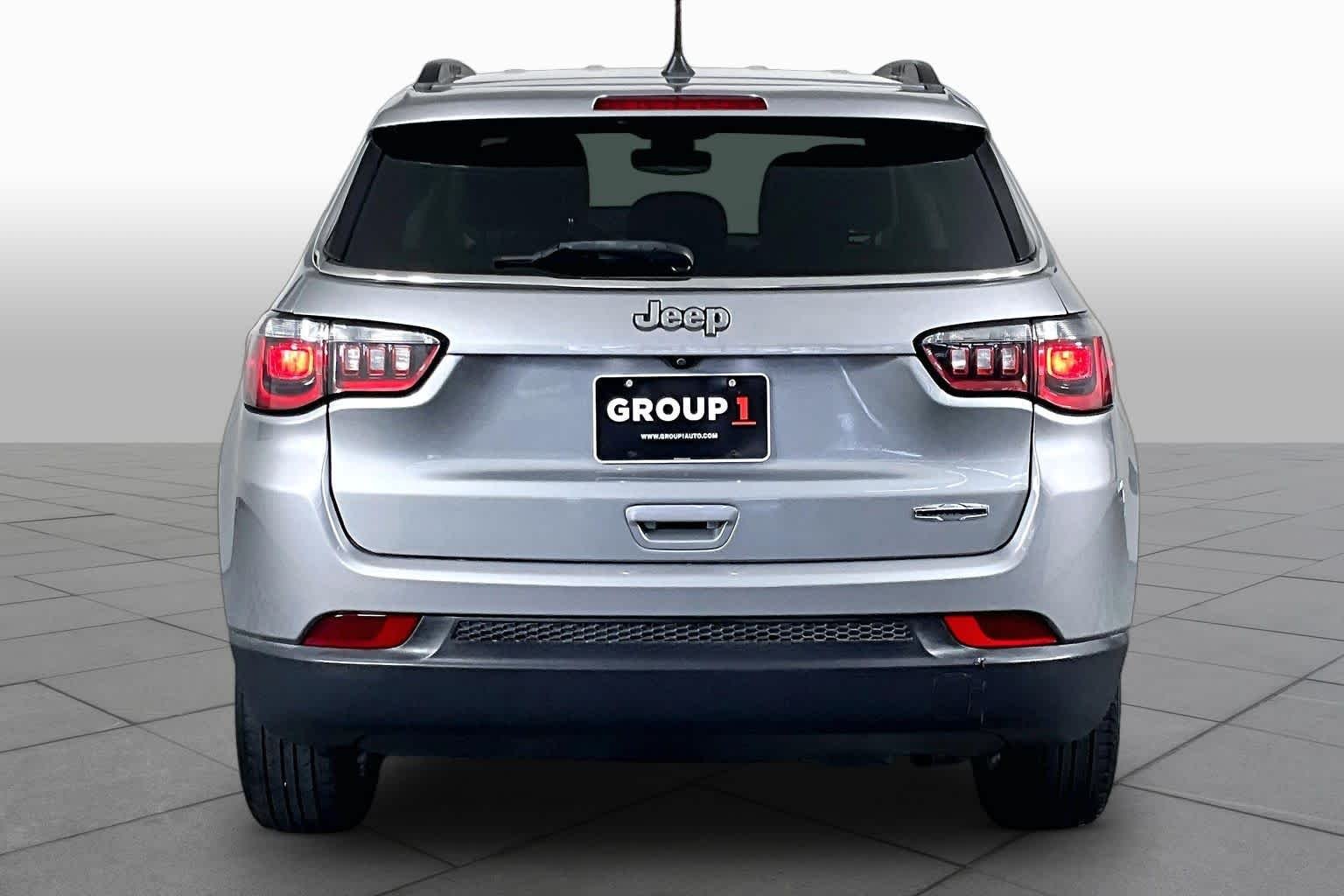 Used 2021 Billet Silver Metallic Clearcoat Jeep Latitude image 5