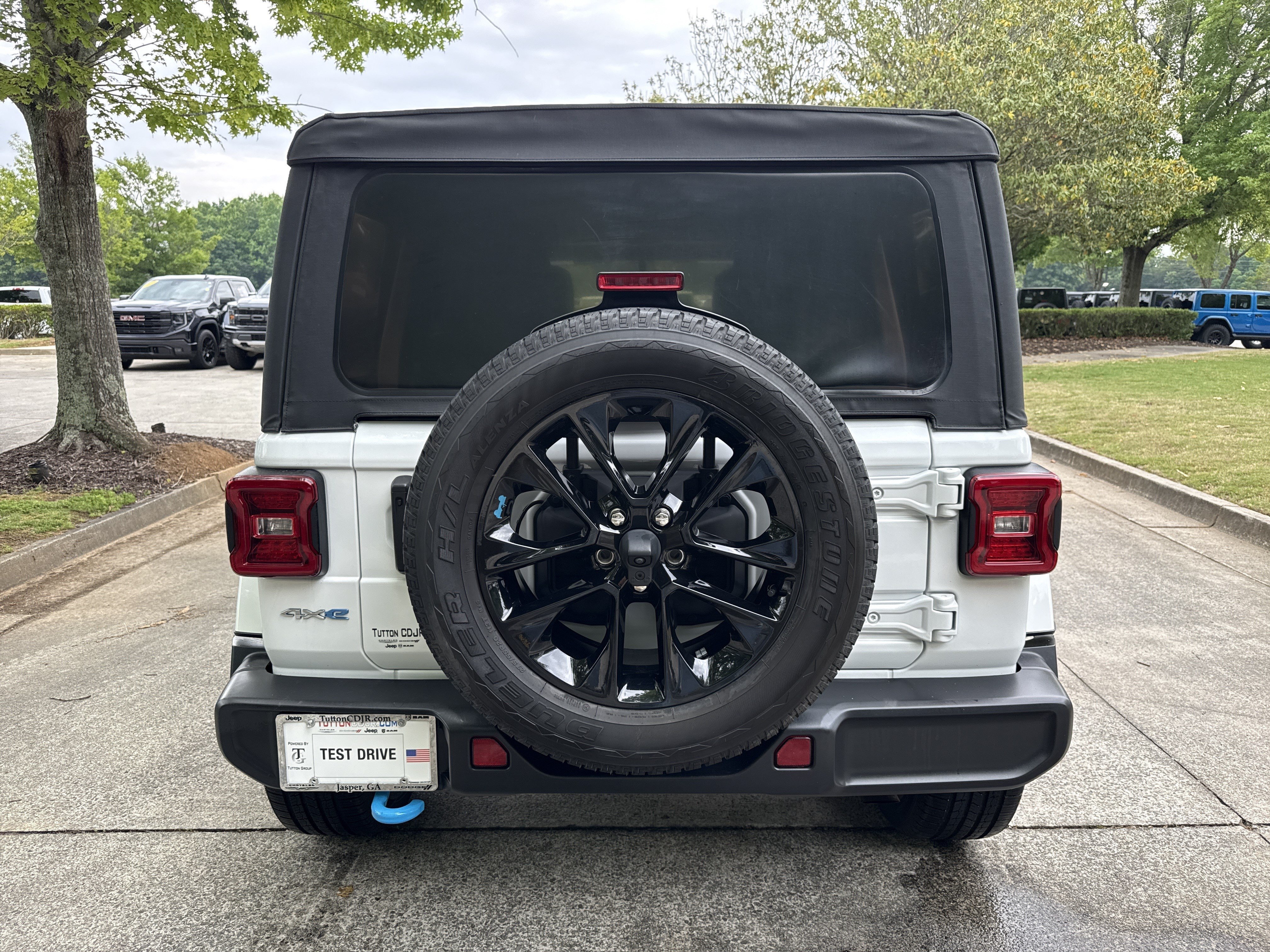 Used 2022 Bright White Clearcoat Jeep Unlimited Sahara image 6
