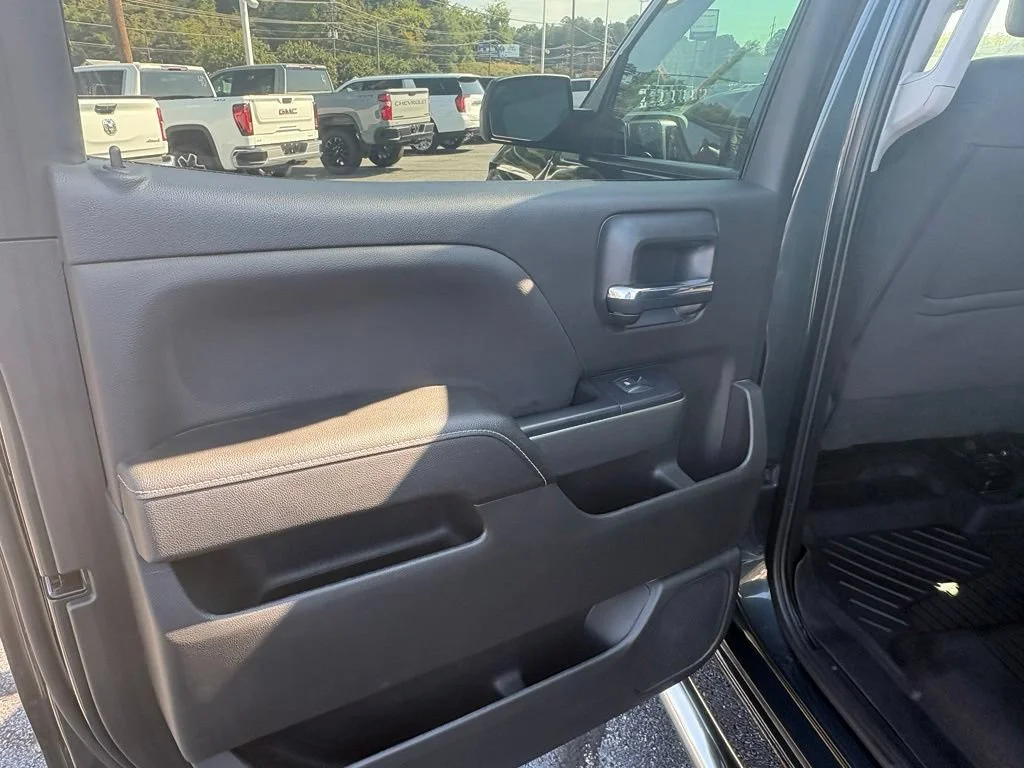 Used 2018 GRAPHITE METALLIC Chevrolet LT image 18