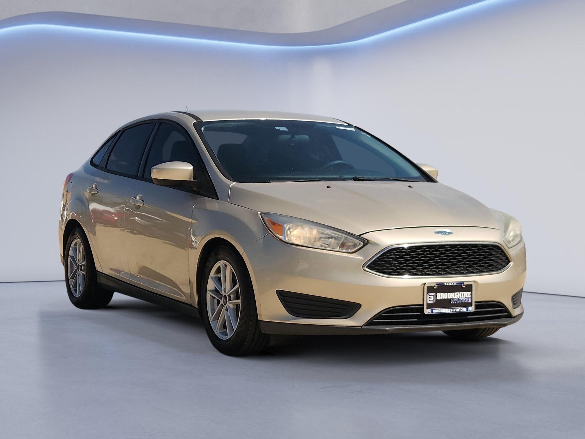 Used 2018 White Gold Metallic Ford SE image 3