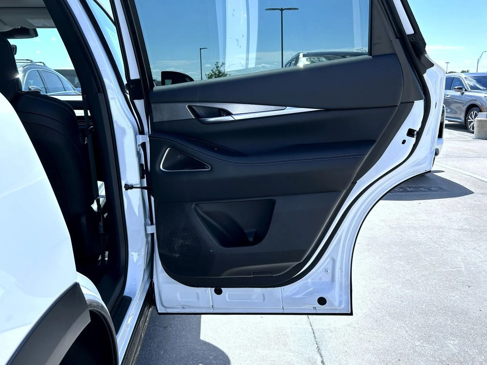 New 2027 White INFINITI LUXE image 17