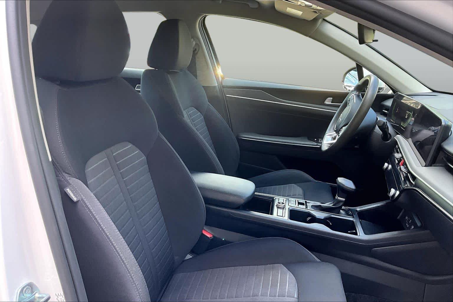 Used 2025 Snow White Pearl Kia LXS image 9