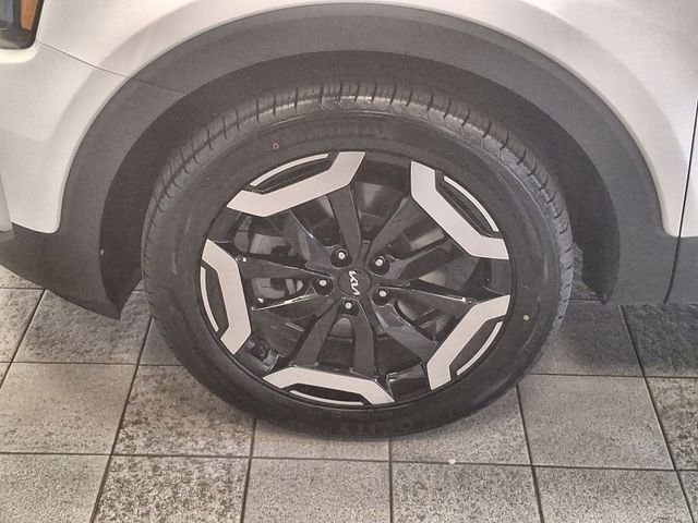 Used 2023 White Kia EX image 10