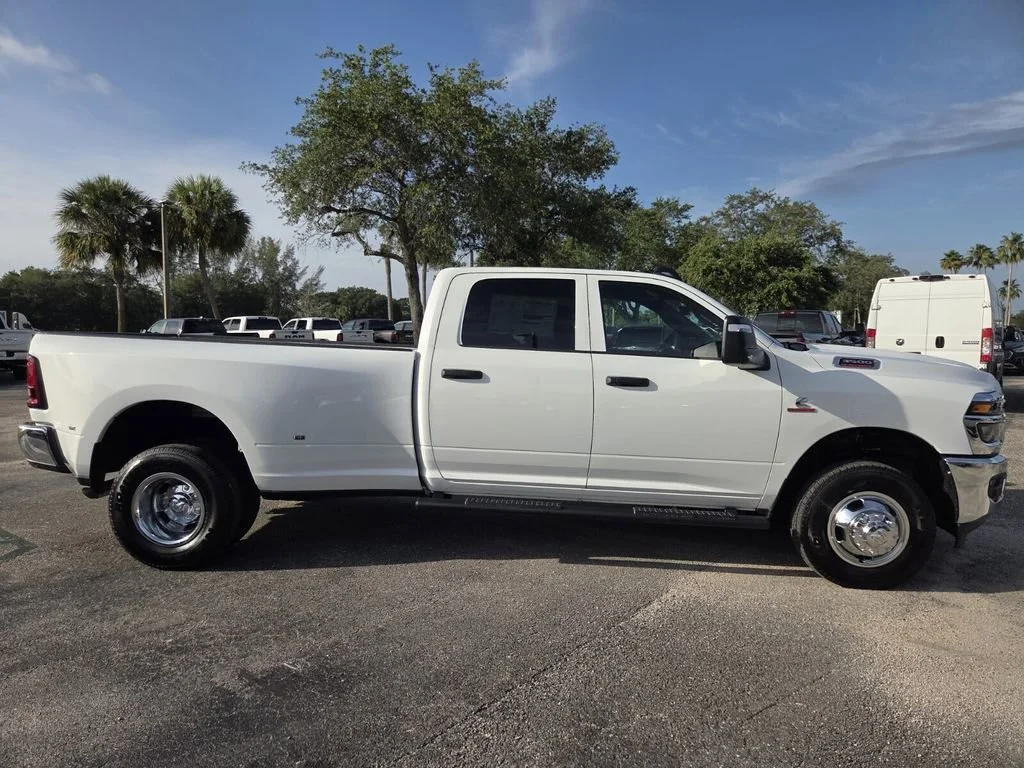 New 2026 Bright White Clear-Coat Exterior Paint RAM Tradesman image 4