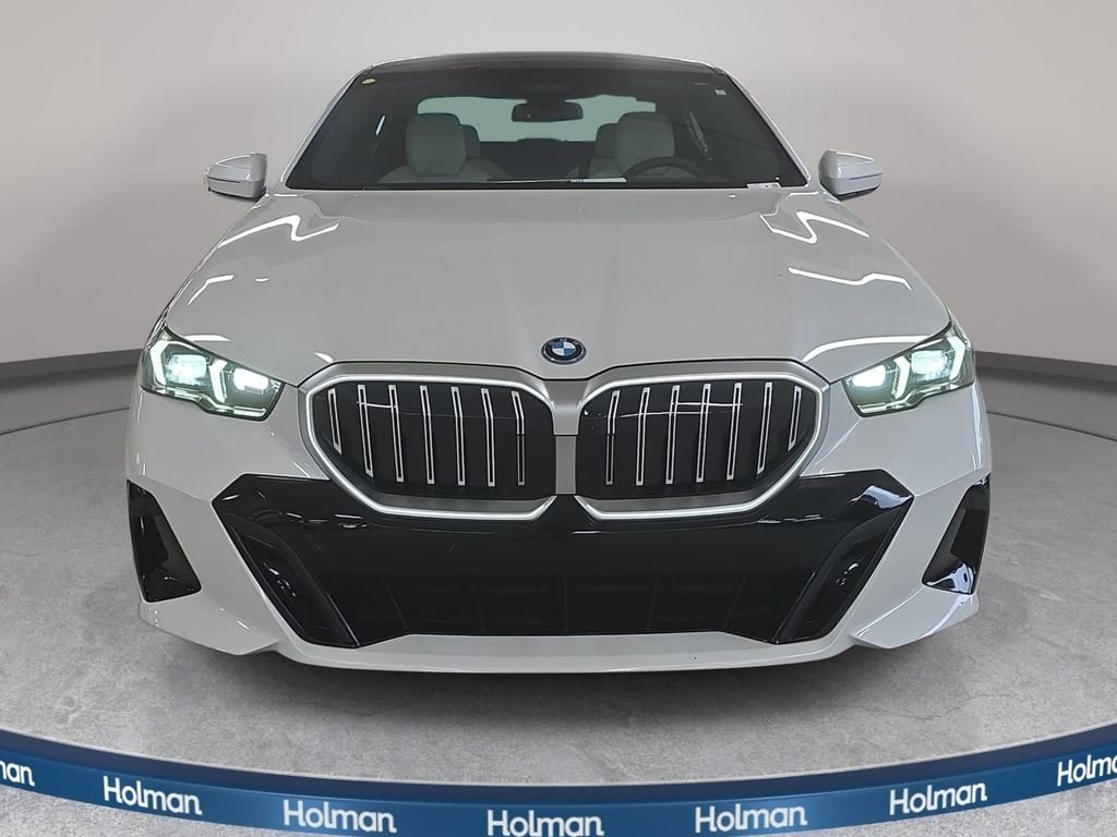 New 2027 Mineral White Metallic BMW 550e xDrive image 2