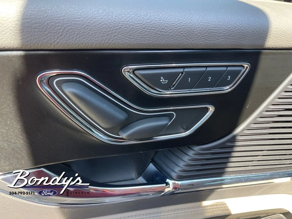 Used 2022 Blue Metallic Lincoln Standard image 9