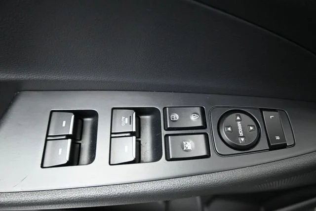 Used 2020 Green Hyundai Ultimate image 14