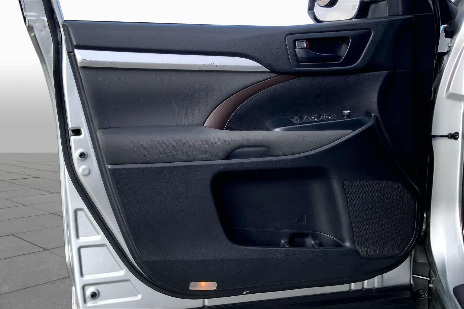 Used 2019 Celestial Silver Metallic Toyota LE image 21