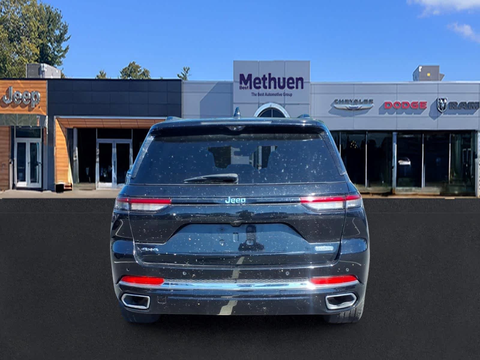 Used 2023 Diamond Black Crystal Pearlcoat Jeep Overland image 4