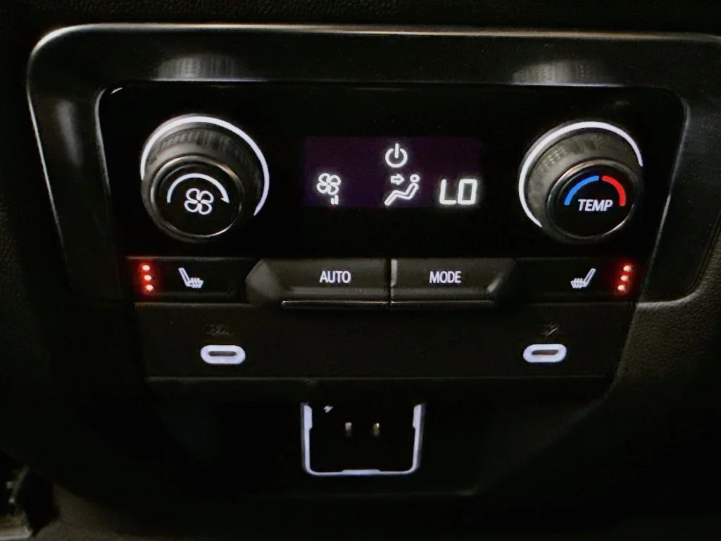 Used 2022 White Chevrolet Z71 image 24