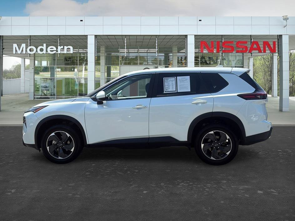 Used 2025 Everest White Pearl Nissan SV image 2
